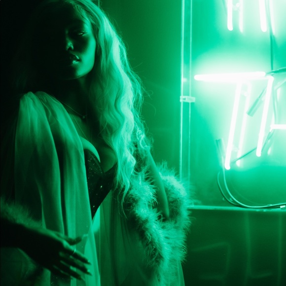 Luxury Long Powered Rose Tulle, Satin, & Feather Robe. - Picture 4 of 5